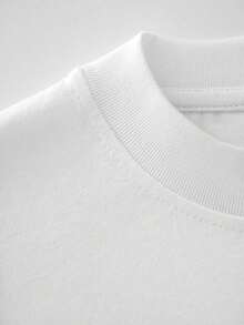 Dos criaturas aladas enfrentadas sostienen una cruz central rodeada de estrellas simbolizando fuerza protección y equilibrio con un toque místico y moderno que refleja poder y confianza camiseta de hombre blanca de algodón cómoda para uso diario y ocasiones casuales - Blanco - Ver 6