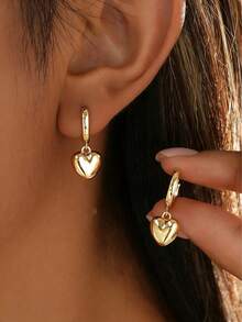 极简主义金色心形耳坠 | 精致的14K镀金耳环，配以立体心形吊坠 - 多色 - 查看 6