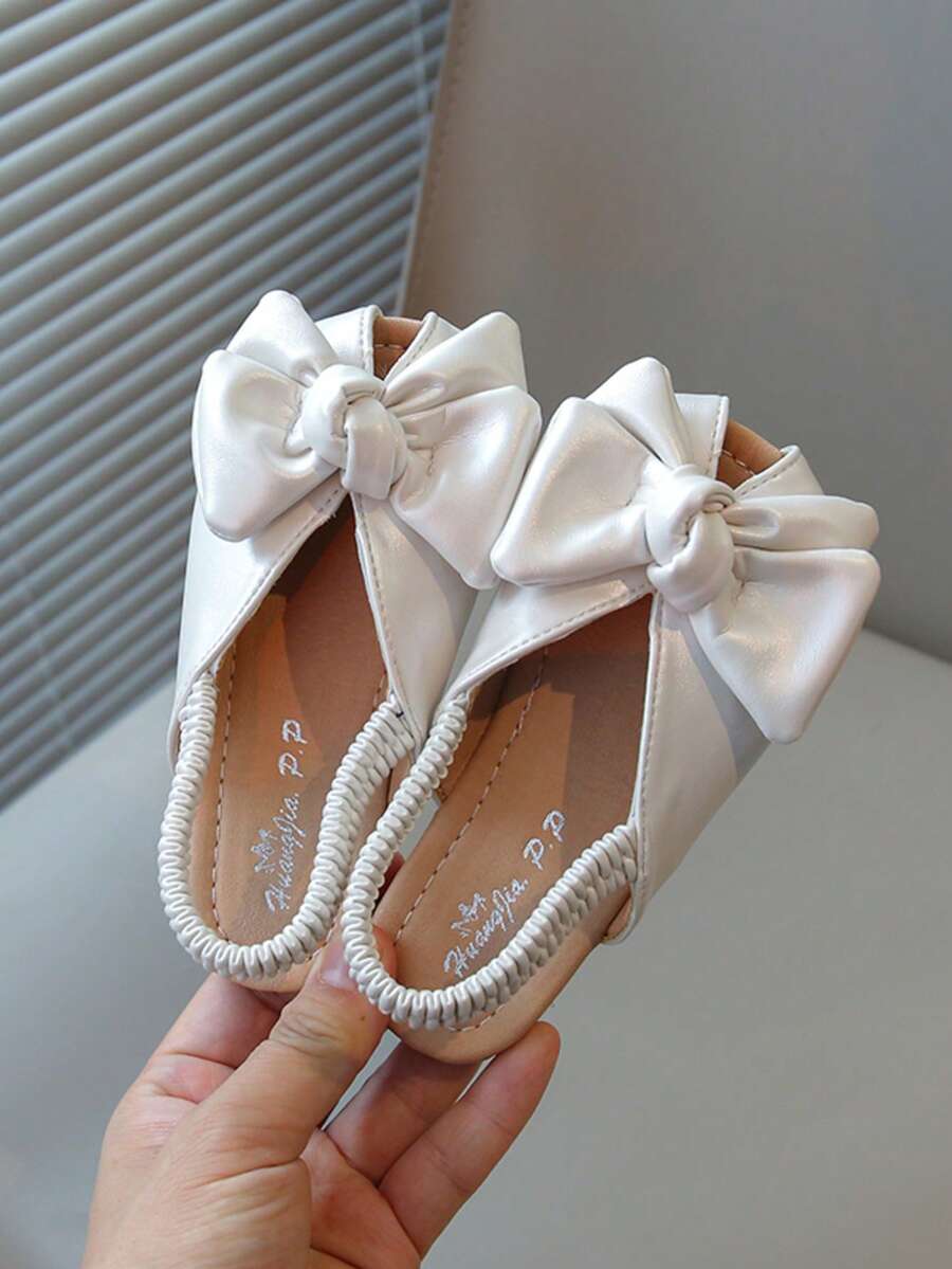 Sandalias de princesa con lazo delantero, de estilo coreano, elegantes y dulces, para el verano de 2026. Un nuevo estilo adecuado para niñas, con suela blanda para un uso fácil. - Blanco - Ver 1
