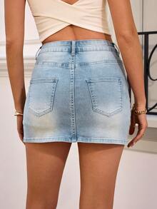 Chân váy mini denim dáng ôm dành cho nữ, được làm từ chất liệu denim co giãn vừa phải, kiểu dáng suôn thẳng, tạo nên vẻ ngoài thời trang thường ngày. - Rửa nhẹ - Xem 4