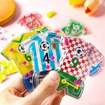 Juego de laberinto de 10 piezas con forma de camiseta de fútbol, suministros para fiestas, suministros para fiestas de cumpleaños, colores aleatorios