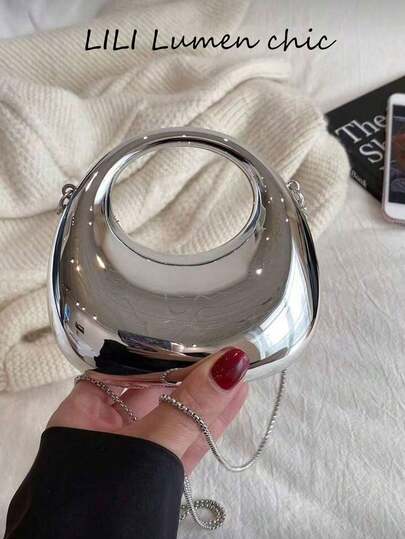 新款时尚百搭高端亚克力新月形女包。采用欧美时尚纯色设计，这款亚克力晚宴包配有按扣和金属链条，可肩背、手提或斜挎。内部空间可容纳口红、钥匙、化妆品和其他日常用品。适合派对、聚会、办公活动等各种场合。