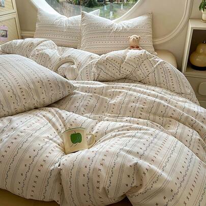 Bộ chăn ga gối 4 món kiểu Pháp thoải mái, màu trắng kem, họa tiết hoa sọc, bao gồm 1 vỏ chăn + 1 ga trải giường + 2 vỏ gối, ga trải giường màu trơn, thiết kế in họa tiết, có khóa kéo và dây buộc, vải chất lượng cao, trọng lượng nặng, mềm mại khi chạm vào, vỏ chăn và vỏ gối không bao gồm ruột chăn.