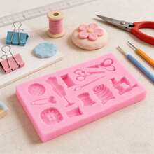 1件仿真粉色缝纫工具硅胶模具，剪刀纽扣，缝纫设计师服装模具，缝纫机模具，手工粘土和树脂滴胶，易于脱模，可重复使用的硅胶模具。 - 粉紅色-縫紉工具 - 查看 6