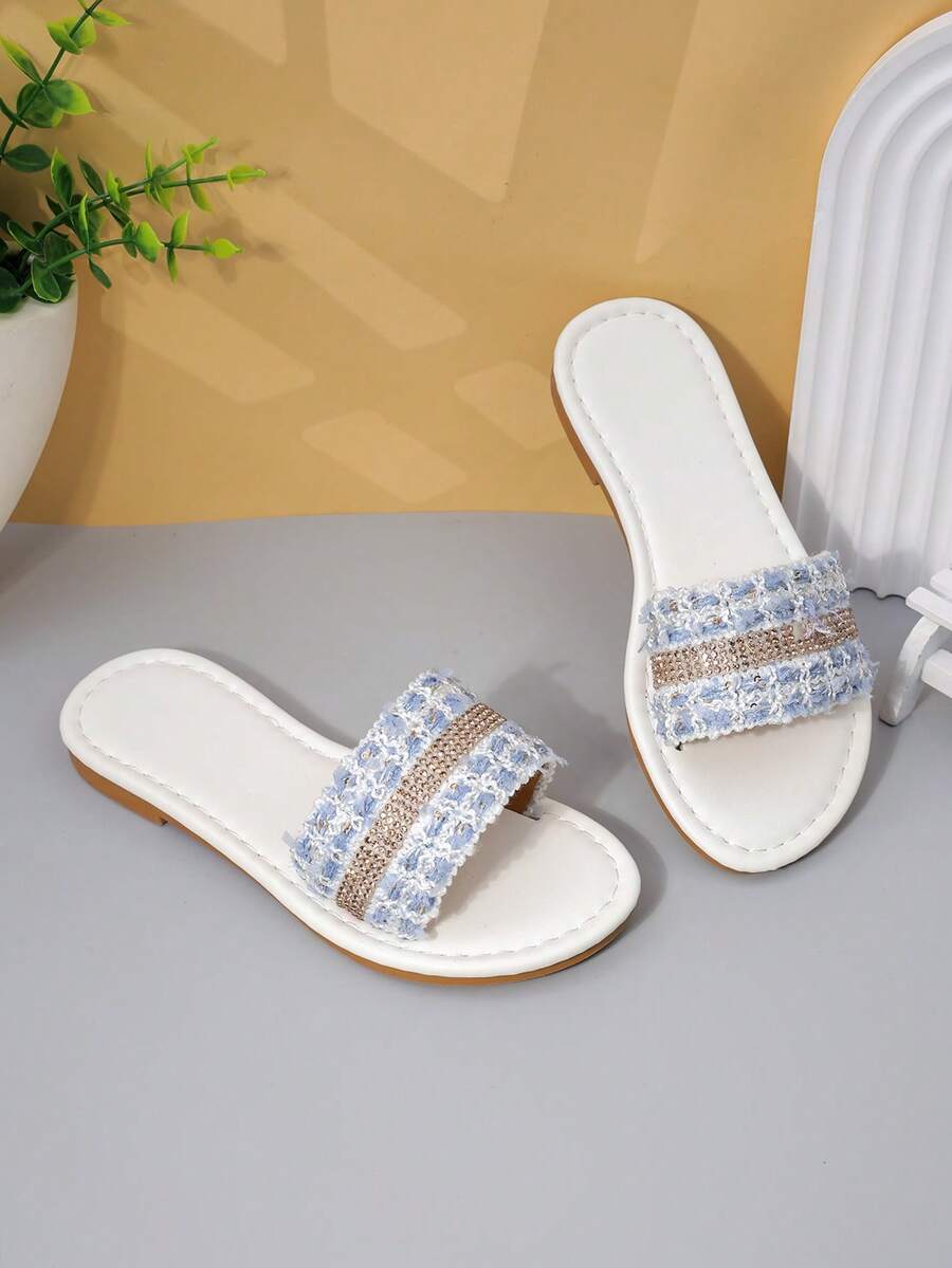 Sandalias de diapositiva con adornos de tweed azul y diamante de imitación para niñas, zapatos de verano elegantes de punta abierta para niños - Azul y blanco - Ver 1
