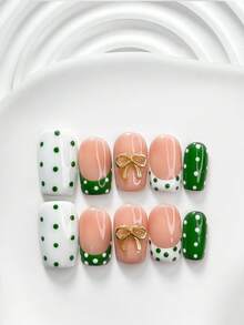 10件套绿色波点美甲套装，包含凝胶指甲油、金色蝴蝶结美甲装饰、白色波点贴纸、绿色波点美甲贴、绿色指甲油、白色指甲油，以及美甲工具（1个果冻贴纸+1个指甲锉）。提供三种尺寸：方形、短长方形、杏仁形。适合派对、摄影、日常、工作、聚会、春夏等场合。 - 彩色 - 查看 17