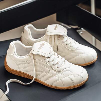 Giày nam, giày thể thao đế bằng quai ngang, kiểu dáng thấp cổ, thời trang dành cho nam.