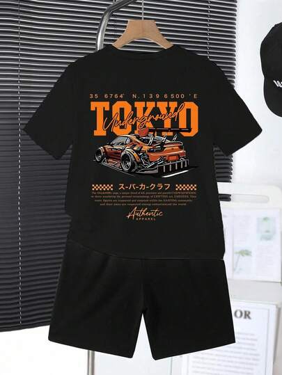 Bộ 2 món cho bé trai, gồm áo thun cổ tròn tay ngắn và quần short in hình khẩu hiệu và xe đua, kiểu dáng thường ngày.