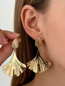 1 Pair Exaggerated European And American Style Ginkgo Leaf Earrings, Metallic Texture - Leaf Earrings - View 6