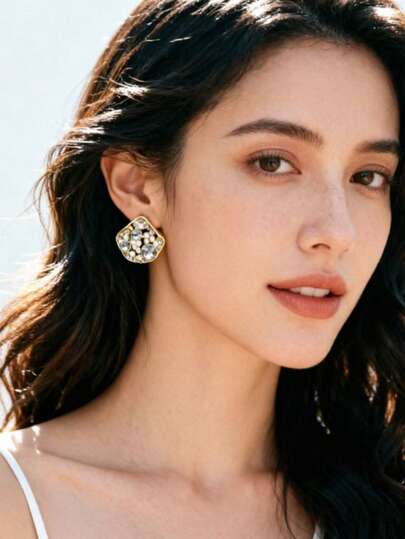 一对镶钻仿珍珠镂空不规则钻石耳钉，闪耀迷人，优雅时尚，百搭日常、工作、休闲、派对、度假等场合佩戴。