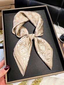 一条波西米亚风佩斯利印花方巾，尺寸为27.5英寸（约70厘米），适合休闲时尚的街头穿搭，可用作头巾、发带、披肩，户外防风防晒，是点缀造型的完美配饰。 - 卡其色 - 查看 5