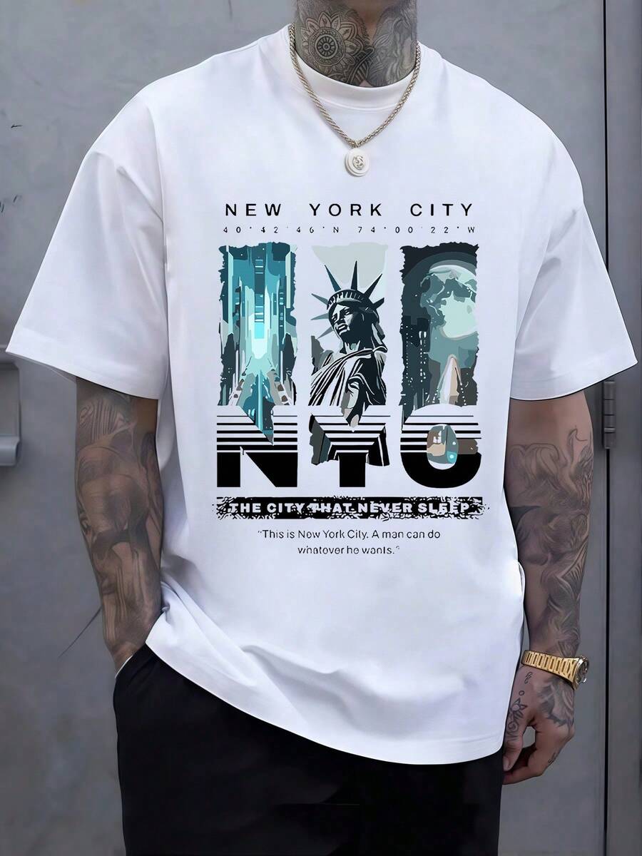 Representa la energía urbana de Nueva York con la majestuosa Estatua de la Libertad bajo la luna y edificios modernos simbolizando libertad sueños y movimiento constante camiseta de hombre moderna cómoda para uso diario y momentos casuales - Blanco - Ver 1
