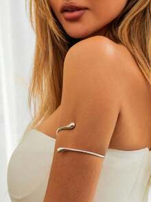 This Simple And Stylish Open Cuff Bracelet Design, Paired With A Plain Silver Ring And A Metallic Teardrop Hand Chain, Is Suitable For Women To Wear Daily, For Travel, Parties, Gatherings, Banquets, And Dancing Occasions. - Vàng - Xem 3