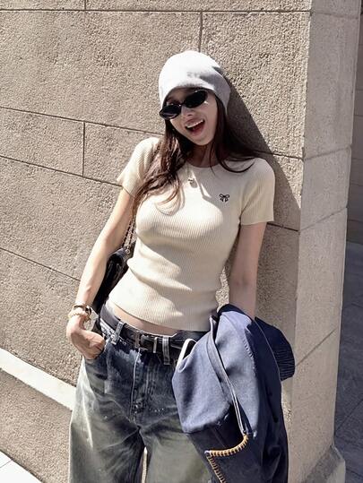 韩版女士针织短袖上衣 | 轻盈修身短款T恤，适合春夏穿着，版型优美，触感柔软舒适