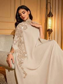 Áo Abaya dài màu đen thanh lịch với tay áo cánh dơi lửng và cổ đứng, điểm xuyết những họa tiết hoa tinh tế trên nền vải dệt. - Màu be - Xem 1