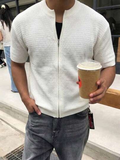 男士休闲通勤街头宽松舒适外套纯色纹理拉链圆领短袖针织衫，杏色毛衣，春夏款