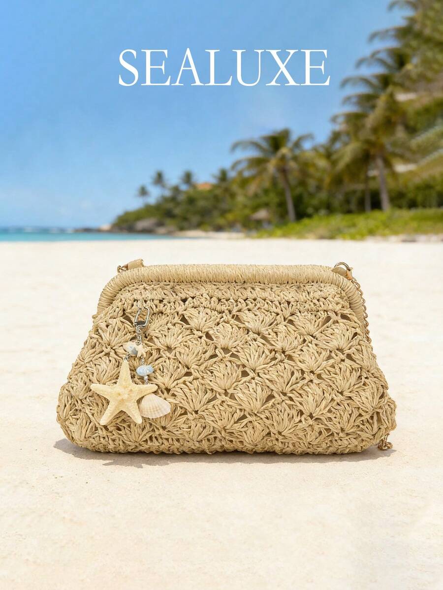 时尚假日风草编包，米色云朵形包身，按扣闭合，星星和贝壳组合吊饰，金属链条斜挎包，是海滩度假及类似场合的理想之选。 - 米色 - 查看 1