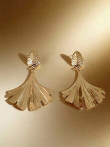 1 Pair Exaggerated European And American Style Ginkgo Leaf Earrings, Metallic Texture - Leaf Earrings - View 4