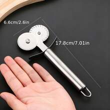 1/2 件装不锈钢披萨刀，带锯齿边缘和圆形手柄 - 重型 430 不锈钢烘焙工具，适用于自制披萨、糕点和饼干 - 銀色 - 查看 4