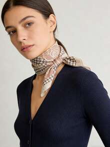 1条90x90厘米方形丝巾，女士斜纹真丝千鸟格玫瑰花卉图案，可作领巾、头巾或披肩使用。 - 彩色 - 查看 8