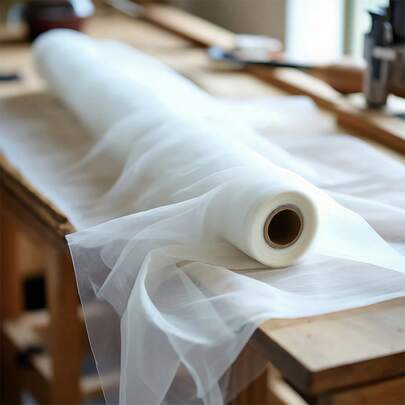 50미터 길이의 현대적인 고품질 화이트 웨딩 파티 천장 장식 커튼 롤 1개가 있습니다. 다양한 크기로 제공되며 부드러운 촉감의 폴리에스터 메시 원단으로 제작되었습니다. 성인식 및 피로연에 적합합니다. 로맨틱한 호텔 웨딩 복도, 의자 등받이, 웨딩카, 계단 난간, 천장 및 천장 장식에 이상적인 선택입니다.