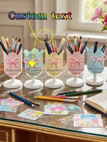 [Tùy chỉnh] Hộp bút hình hoa tulip với nơ đỏ - Có thể tùy chỉnh chữ, hộp đựng dụng cụ viết và văn phòng phẩm bằng nhựa chắc chắn | Màu sắc tươi sáng, thiết kế nhỏ gọn | Lý tưởng cho trang trí nhà cửa và văn phòng, phù hợp cho mùa tựu trường
