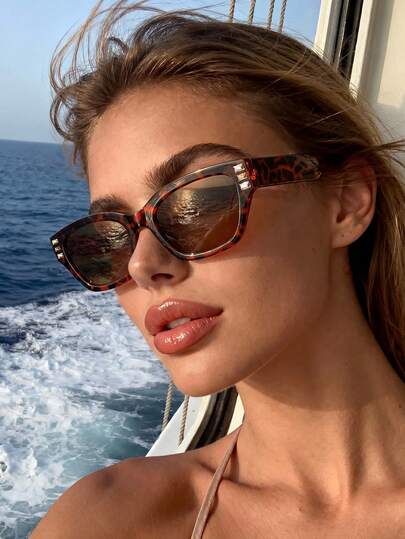 一副猫眼豹纹太阳镜，适合日常佩戴、旅行、驾驶、海滩等各种场合，是秋冬季女性的百搭配饰，商务休闲皆宜，也是夏季海滩度假和户外活动的理想礼物。