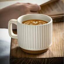 复古风格陶瓷马克杯，饰有竖纹浮雕图案，可叠放，适合盛装咖啡、日常饮用，杯身修长，外观优雅。手工陶瓷马克杯搭配胡桃木茶盘，适用于盛装拿铁、卡布奇诺、意式浓缩咖啡等，质感丰富，可放入洗碗机和微波炉，亦可作为礼品赠送。 - 彩色 - 查看 1