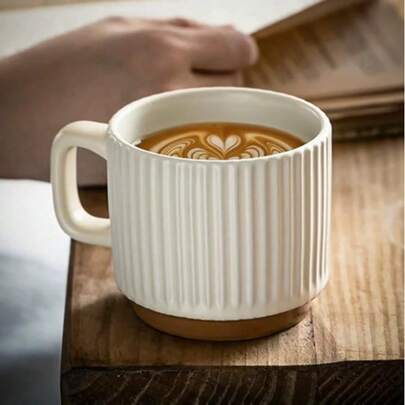 复古风格陶瓷马克杯，饰有竖纹浮雕图案，可叠放，适合盛装咖啡、日常饮用，杯身修长，外观优雅。手工陶瓷马克杯搭配胡桃木茶盘，适用于盛装拿铁、卡布奇诺、意式浓缩咖啡等，质感丰富，可放入洗碗机和微波炉，亦可作为礼品赠送。
