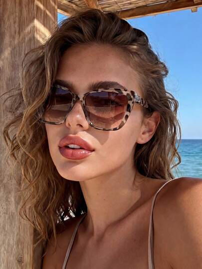 一副男女通用的猫眼豹纹太阳镜，适合海滩和夜店派对等各种场合，优雅的海滩配饰，女士秋冬百搭单品，商务休闲装扮，礼品，链条，时尚配饰