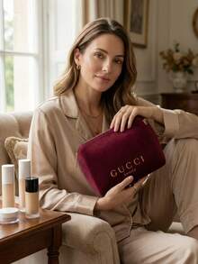 Gucci 1个中号酒红色天鹅绒拉链收纳包 - 奢华优雅风格，金色箔印Logo细节，长方形，多功能化妆包，适合日常使用和旅行 - 紅色 - 查看 3