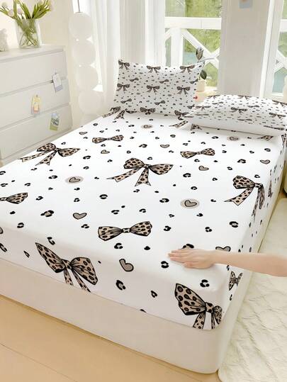 1 قطعة ملاءة مطبوعة بطبعة القلب والفهد، واقي فراش بنمط الفهد لافت للنظر، غطاء فراش لعيد الحب، ملاءة سرير، ناعمة ومنفذة للهواء، تناسب أحجام سرير متنوعة - توين، فول، كوين، كينج، تصميم جيب عميق يصل إلى 24.9 بوصة