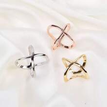 Clip de bufanda con anillo entrelazado dorado para mujer, broche versátil para vestido, clip de bufanda minimalista y liso en forma de cruz para el dobladillo de la ropa, clip de lujo multifuncional para prendas, regalo para ocasiones especiales - Dorado - Ver 3