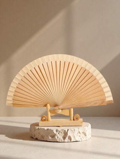 1 chiếc quạt tay xếp bằng tre kiểu Trung Quốc có tua hoa trang trí, thiết kế chạm khắc tinh tế, sang trọng và thoải mái, món quà sinh nhật/tốt nghiệp tuyệt vời nhất.