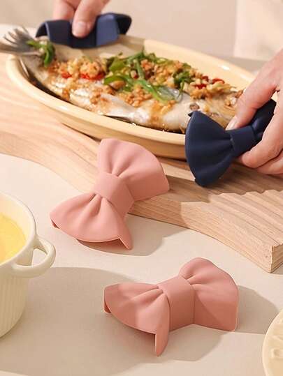 2 piezas de fundas de silicona para manijas de ollas, diseño en forma de lazo, aptas para ollas, sartenes y tazones, accesorios de cocina, herramientas para manijas de ollas, pinzas de calor resistentes con diseño de lazo de dibujos animados, manijas resistentes al calor y anti-quemaduras, guantes de silicona para manijas de ollas.