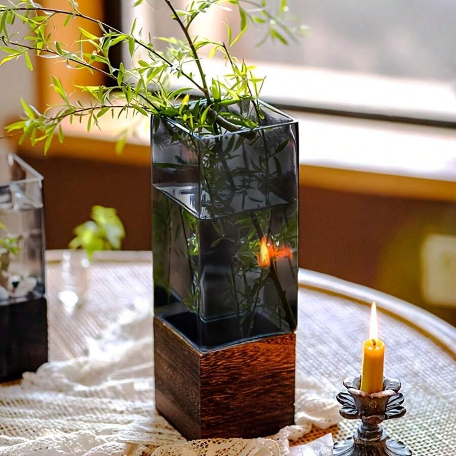 Vaso quadrado moderno com base (1 unidade) - Vaso minimalista, ideal para arranjos florais, decoração de mesa, decoração de ambientes e decoração de casa - Vaso em cor neutra, perfeito para casamentos, festas e salas de estar - Presente ideal. Vaso de vidro com base quadrada de madeira na cor cinza para decoração de arranjos florais na sala de estar.