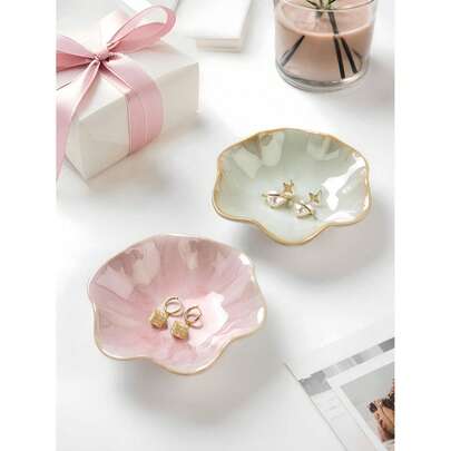 1个陶瓷荷叶造型首饰托盘，装饰性桌面收纳盒，可放置戒指、耳环、钥匙和小饰品，适合作为生日、新年和情人节礼物。