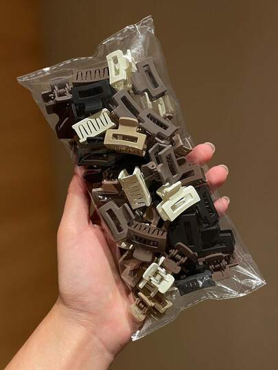 30个随机颜色迷你方形刘海发夹，适合打造休闲公主风发型，侧夹设计，日常休闲皆宜，四季皆可佩戴，是送给女朋友的绝佳礼物，也是通勤和约会的时尚配饰。