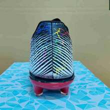 男士足球鞋是专业的防滑足球鞋，透气轻便，男女皆宜，适合在草地和人造草坪上训练和比赛。 - 黑色 - 查看 2