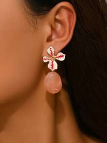 一对优雅性感复古波西米亚风古银色金属花朵耳环，金色花蕊，波浪形陶瓷吊坠，不对称合成树脂蓝色块状吊坠耳环，适合性感派对、节日佩戴。新款花朵造型水滴形树脂块状吊坠耳环，花朵造型流苏吊坠耳环，多种树脂颜色图案可选，每个树脂块均有注塑成型痕迹，敬请谅解。 - 彩色 - 查看 2