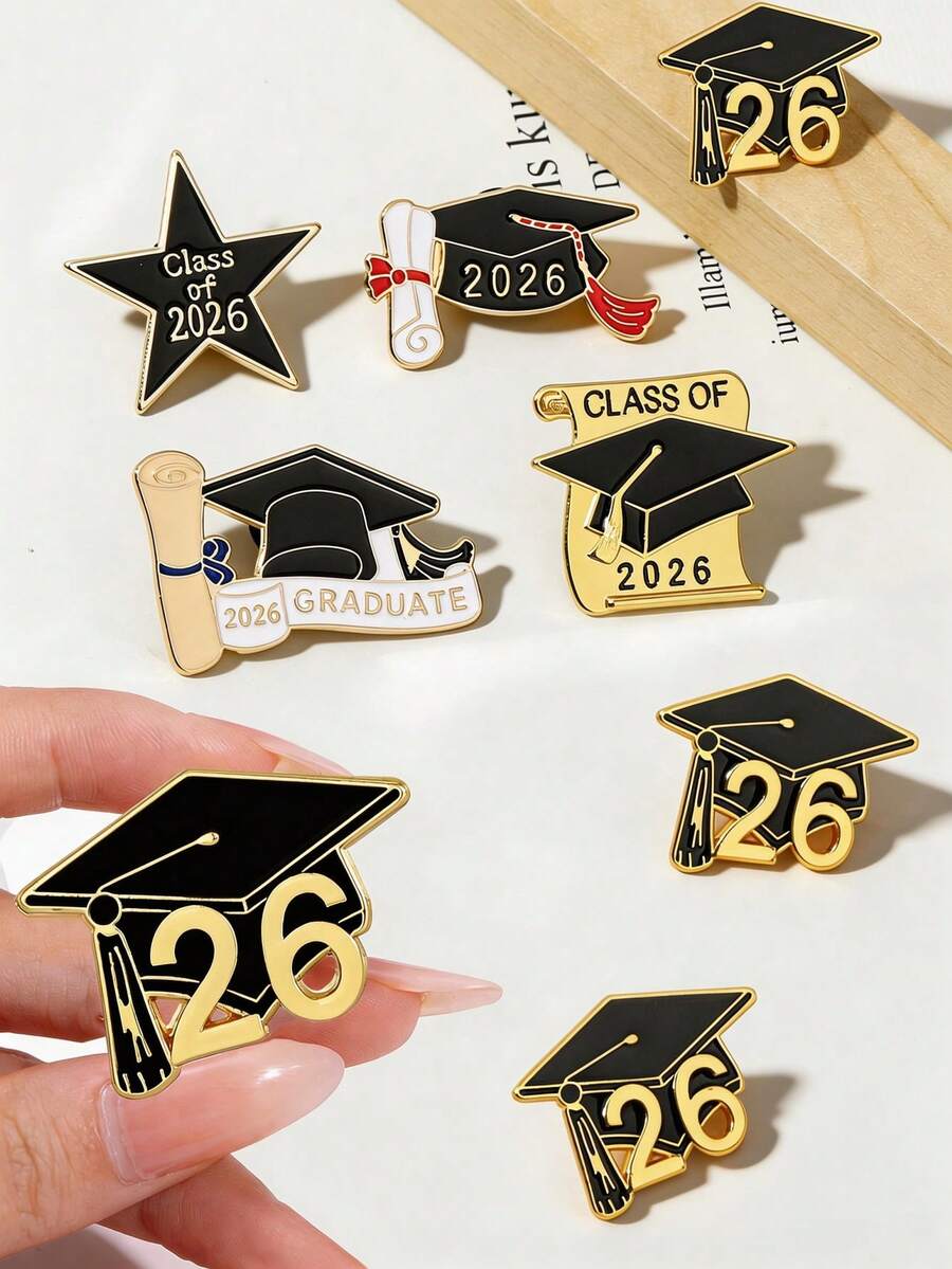 Broche de graduación 2026, pin lindo, disponible en múltiples estilos, joyería de ceremonia de graduación 2026 (unisex), adecuado como regalo de agradecimiento, accesorio de ropa/bolso, regalo perfecto para la ceremonia de graduación, decoración de fiesta de graduación - Multicolor - Ver 1