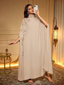 Áo Abaya dài màu đen thanh lịch với tay áo cánh dơi lửng và cổ đứng, điểm xuyết những họa tiết hoa tinh tế trên nền vải dệt. - Màu be - Xem 6