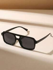 一副男女通用方形黑色极简经典太阳镜，适合日常通勤、夏季海滩、街头风、度假、海滩和旅行。 - 黑色 - 查看 2