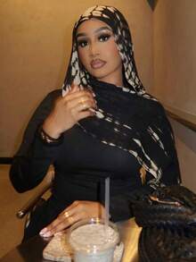 1条波西米亚风水彩印花头巾，防晒围巾，多功能披肩，适合日常佩戴，也可作为服装配饰。 - 黑色 - 查看 3