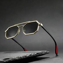 一副男士金色双梁不对称多边形时尚眼镜，金属材质，防晒，轻奢沙滩风时尚眼镜，红黑镜腿，海滩度假风 - 彩色 - 查看 4