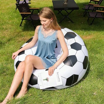 1件世界杯充气沙发，PVC材质，足球和篮球元素，适合户外露营、旅行、度假、春秋季家庭出游、聚会、庭院沙发，气泵需另购。