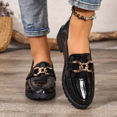 Giày lười kiểu Anh mới năm 2026 dành cho nữ, giày cao gót dày bằng da bóng màu đen, trang trí khóa kim loại, kiểu dáng retro, đế dày chống trượt giúp tăng chiều cao, thiết kế xỏ chân tiện lợi, phù hợp cho công sở/đi làm/mặc thường ngày.