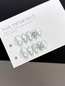 10片纯手工制作的按压式美甲贴片，短杏仁形，时尚简约风格，饰有手绘灰白色烟花猫眼效果、立体手绘银色花朵，并点缀不规则的手绘银镜粉线条和水钻装饰，是一款高端美甲贴片，适合女性和女孩日常佩戴，并附赠美甲套装。 - 彩色 - 查看 3