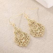 1 Đôi bông tai vàng chạm khắc rỗng tối giản cổ điển, trang sức kiểu cung đình, phụ kiện tinh tế và quý phái dành cho nữ, phù hợp cho cả đeo hàng ngày và các dịp trang trọng, một món quà tuyệt vời dành cho phụ nữ. - Vàng - Xem 2
