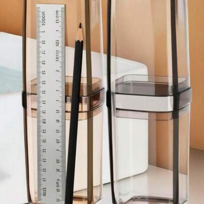 Hộp đựng bút kín hoàn toàn, được làm từ chất liệu dày dặn, có nhiều màu sắc và kích cỡ, thích hợp để đựng bút chì, bút bi, v.v. Đây là một vật dụng lưu trữ tiện dụng, với thiết kế trang nhã và bền chắc. Cũng có thể được sử dụng như hộp đựng kem đánh răng hoặc hộp đựng dụng cụ văn phòng phẩm di động.